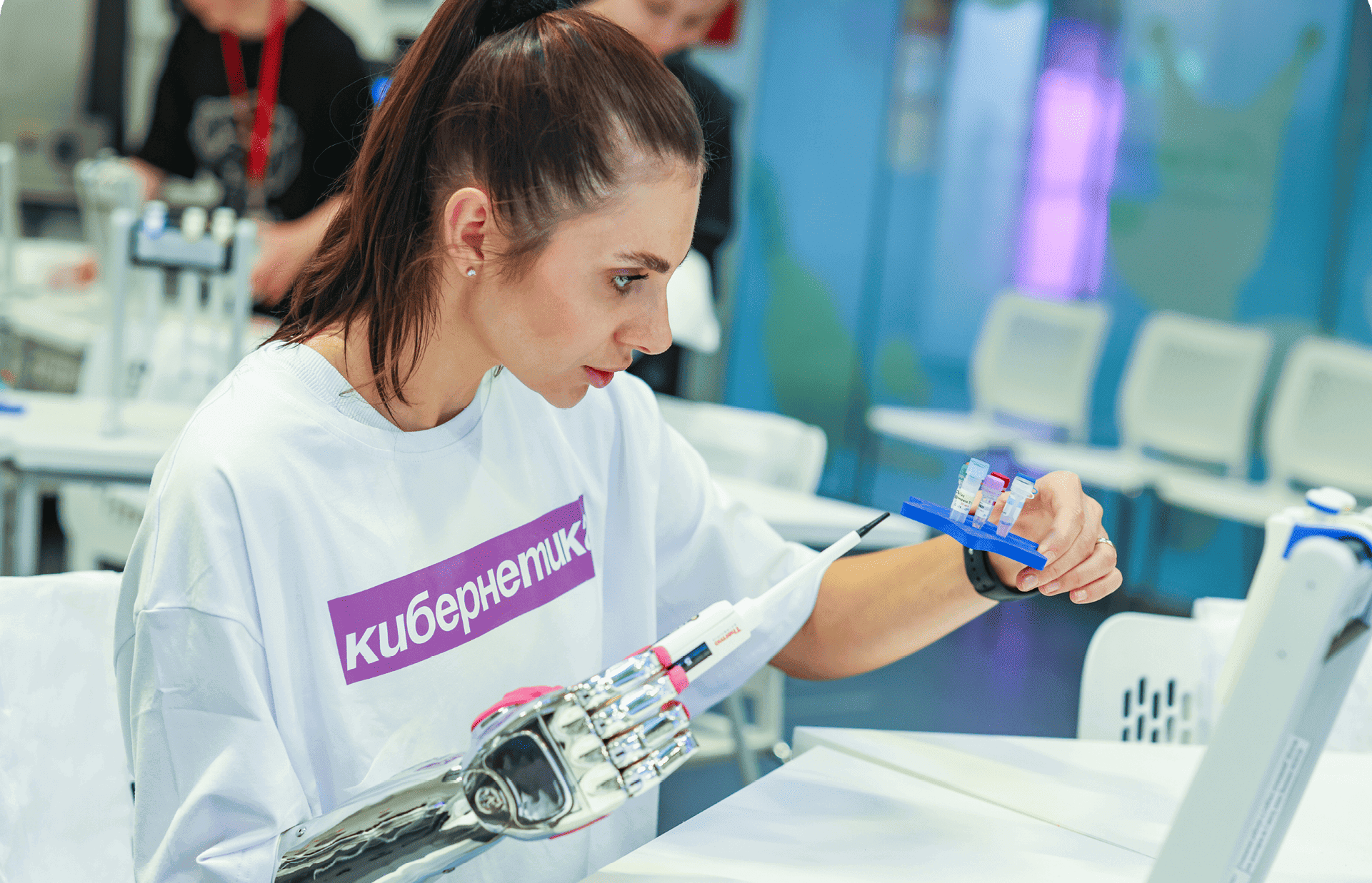 Девушка с протезом в лаборатории